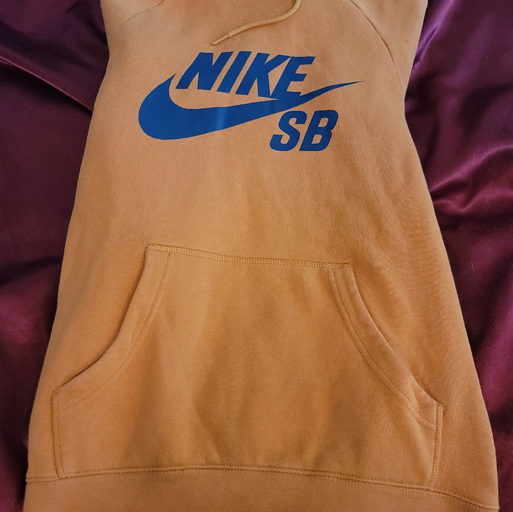 NIKE women’s Small SB Hoodie Black Orange Therma Fit stylish